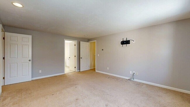 Building Photo - 12 Coldbrook Rd