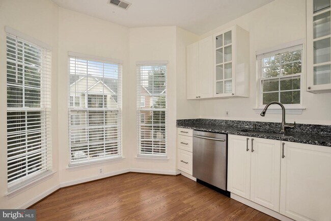 Building Photo - 4139 Fountainside Ln