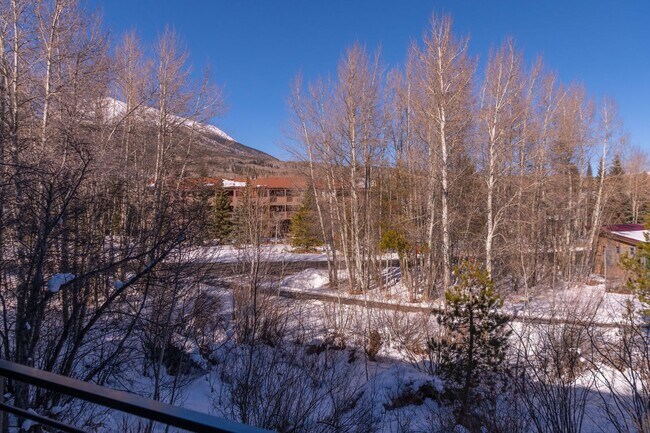 Building Photo - Attached garage! Beautiful views! Heart of...