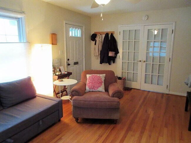 Building Photo - 906 Sylvan Ave