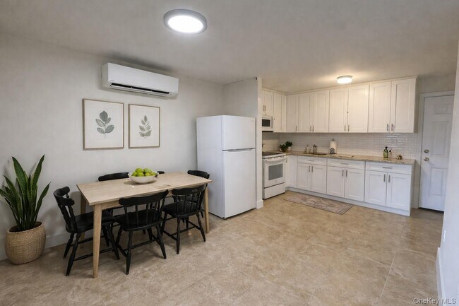 Building Photo - 110 Jericho Tpke