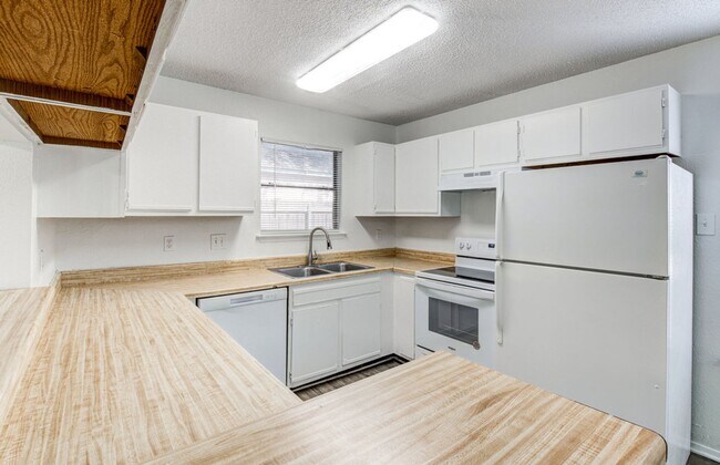 Building Photo - 2900 Jadewood Ct
