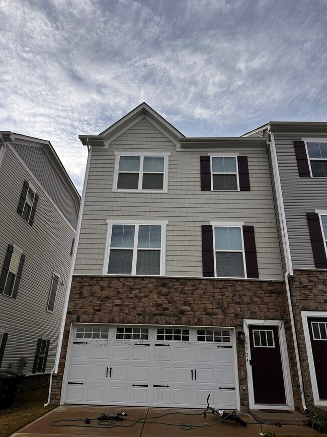 Building Photo - 9924 Oaklawn Blvd NW