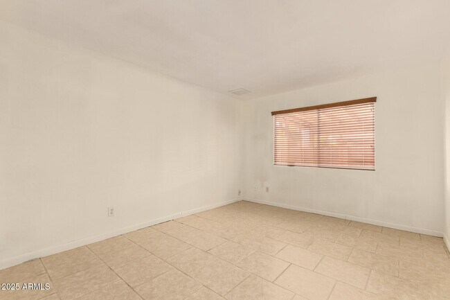 Building Photo - 5603 W Greenbriar Dr