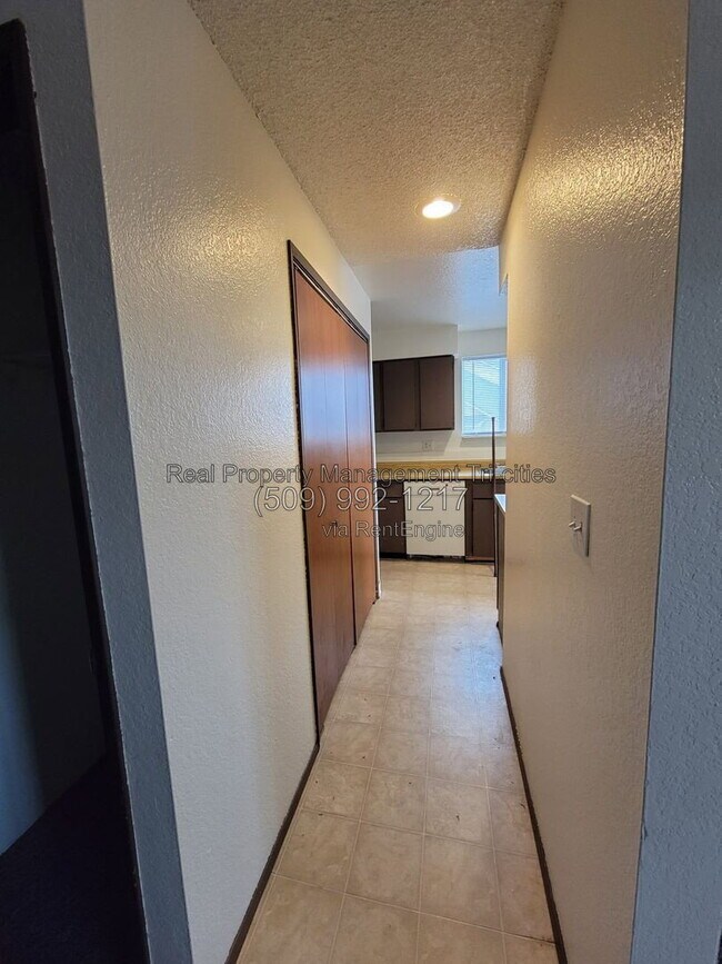 Building Photo - 1102 S Olympia Pl