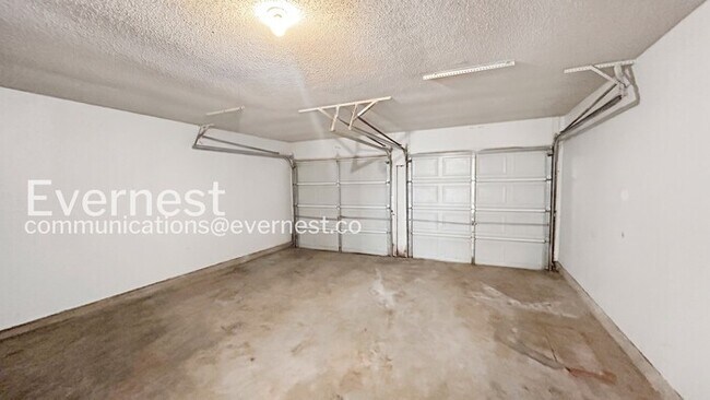 Building Photo - 3 Bed, 2 Bath Home with Fenced Yard & Garage / Pet-Friendly / Available Now!
