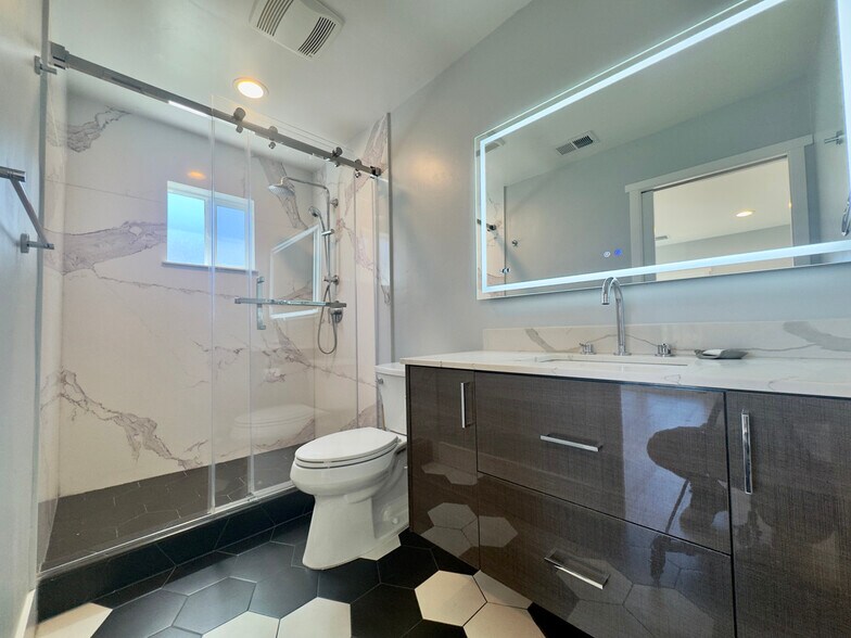 Building Photo - 914 Everett Ave