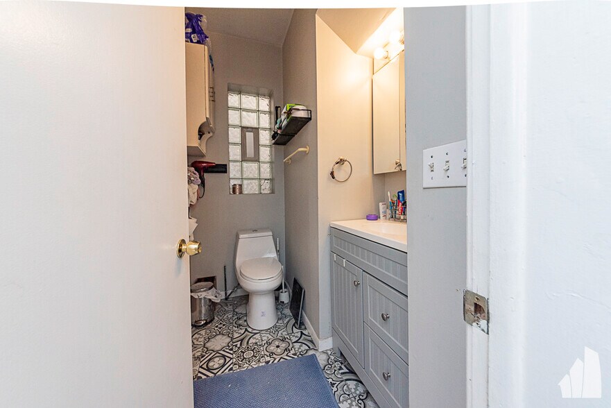 Building Photo - 2117 N Winchester Ave