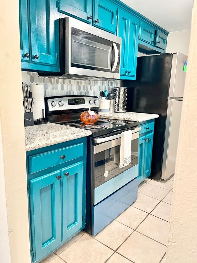 Building Photo - 3 BR 2.5 BA Luxury Townhouse