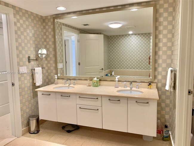 Building Photo - 3101 S Ocean Dr