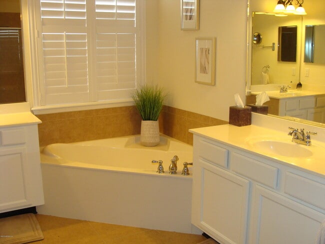 Building Photo - 660 Porta Rosa Circle