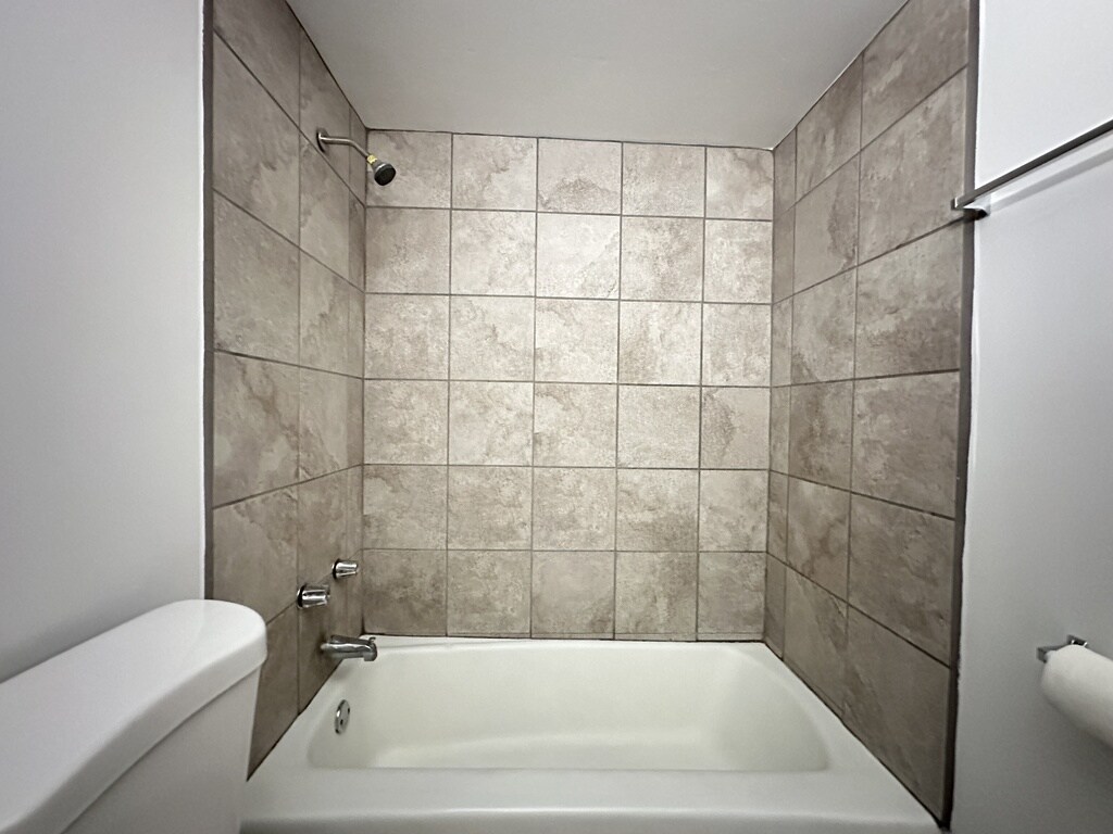 Building Photo - 6830 N Sheridan Rd