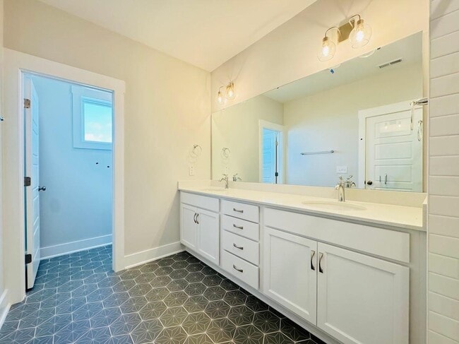Building Photo - 4 bedroom End Unit Townhome in Wendell Fall