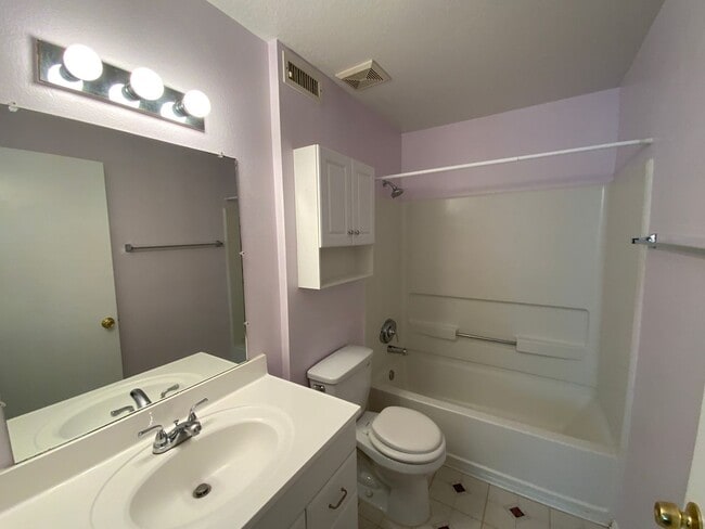Building Photo - 3 Bedroom Townhome Available Near Southern...