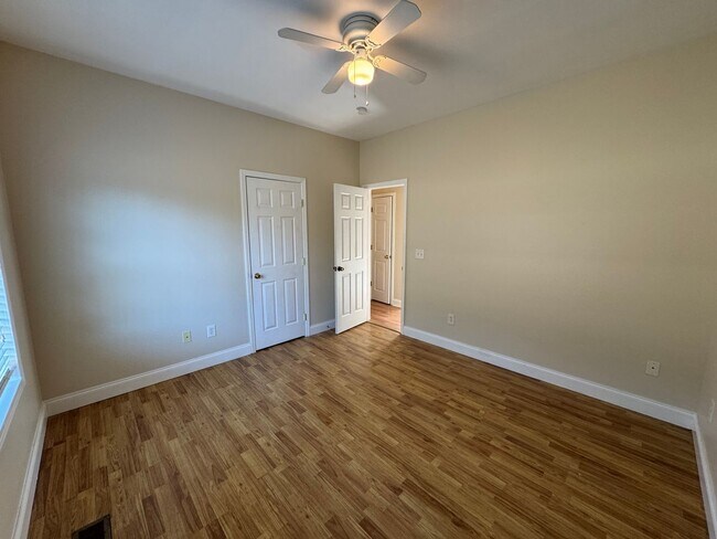 Building Photo - Nice 3/2 House in Silver Creek with bonus rooms- $1,495