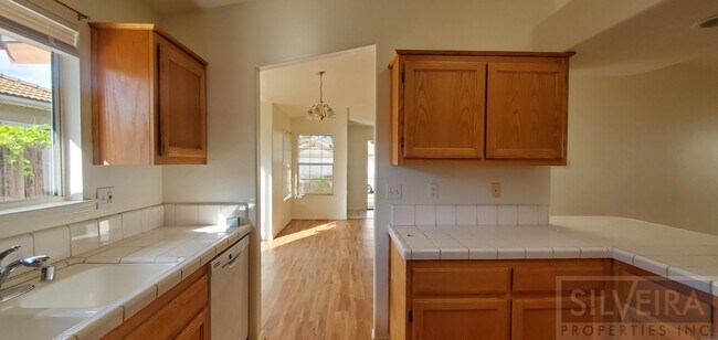 Building Photo - 2 Bedroom Santa Maria home available!