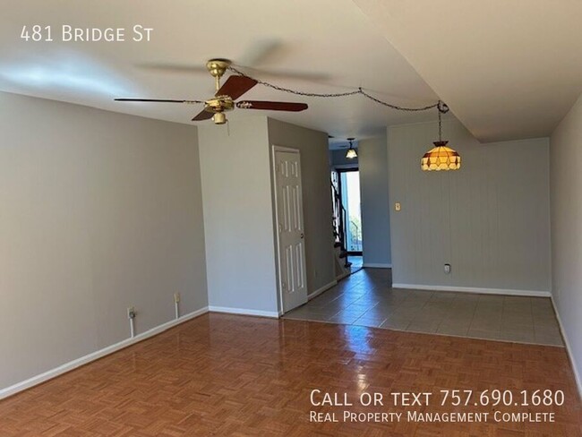 Building Photo - 2 BR, 1.5 BA, 1,028 SF townhouse located i...