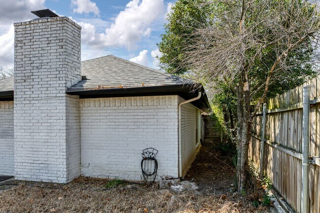 Building Photo - AVAILABLE NOW! BEAUTIFUL 3 BEDROOM HOME LO...