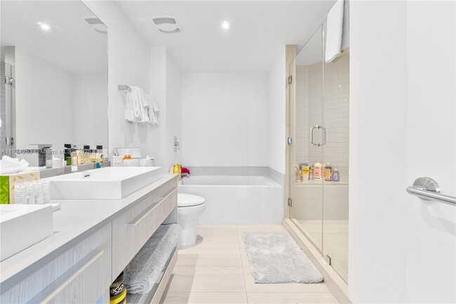 Building Photo - 4010 S Ocean Dr