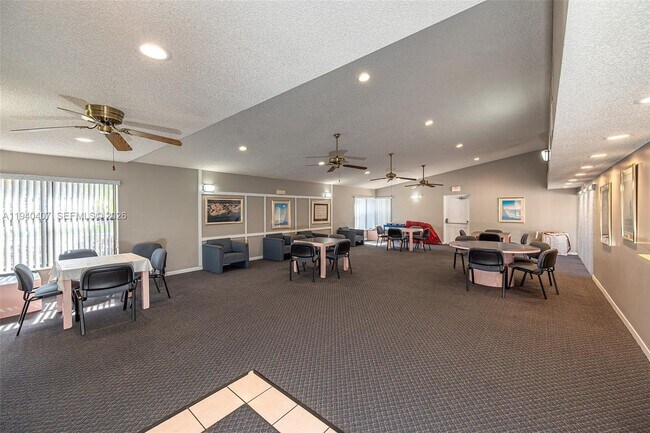 Building Photo - 2676 Carambola Cir N