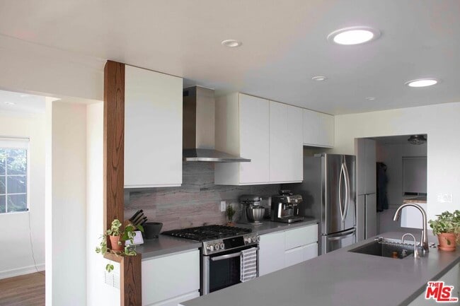 Building Photo - 1112 Montecito Dr