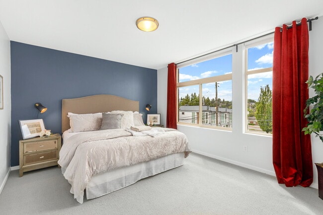 Building Photo - Spacious Judkins Park Townhouse- Parking-Lightrail
