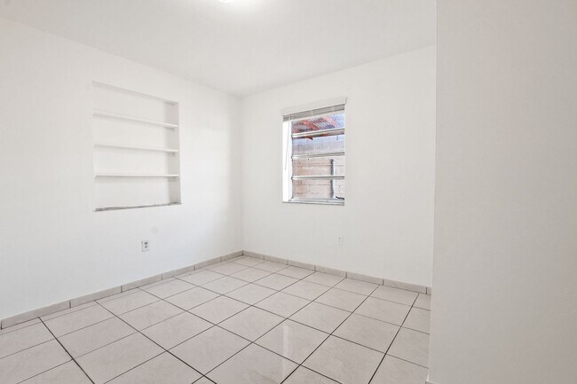 Building Photo - Comfortable 3-Bedroom Multifamily Home in Prime Miami Location