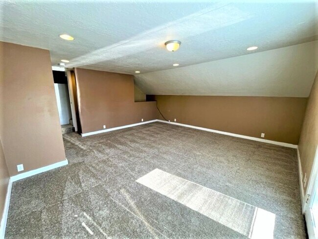 Building Photo - Enjoy the Country living, Home on acres in Yamhill Oregon