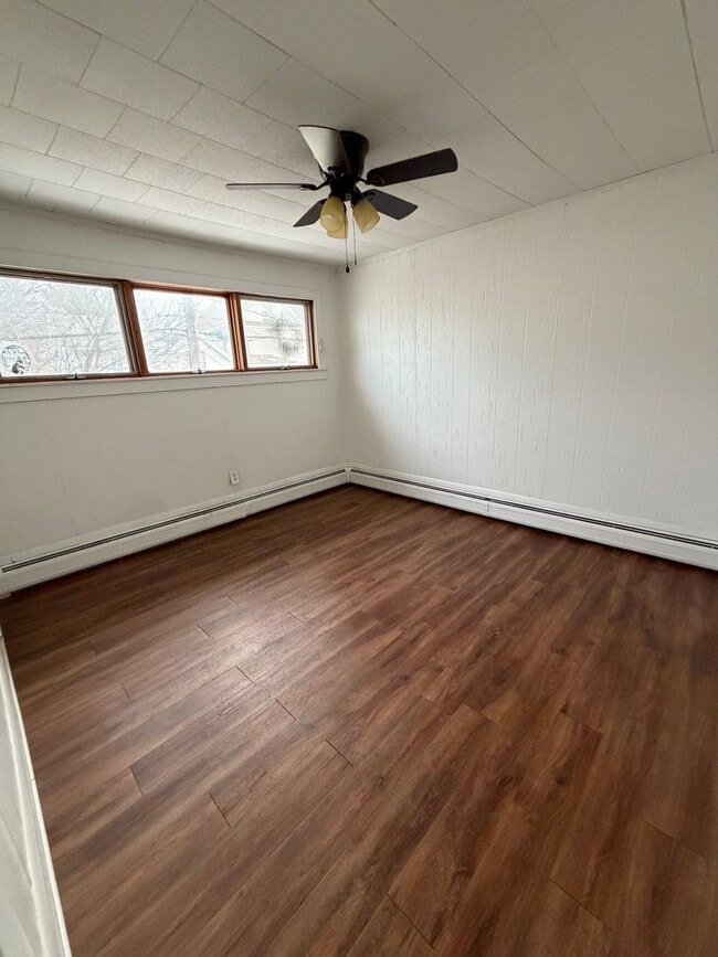 Building Photo - Single Family 3 Bedroom