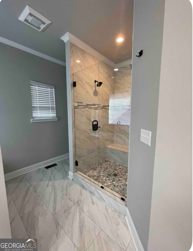 Building Photo - 2668 Memorial Dr SE