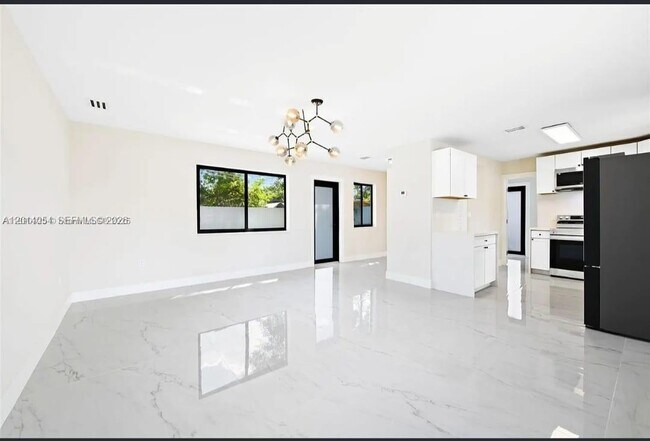Building Photo - 721 SW 5th Ct