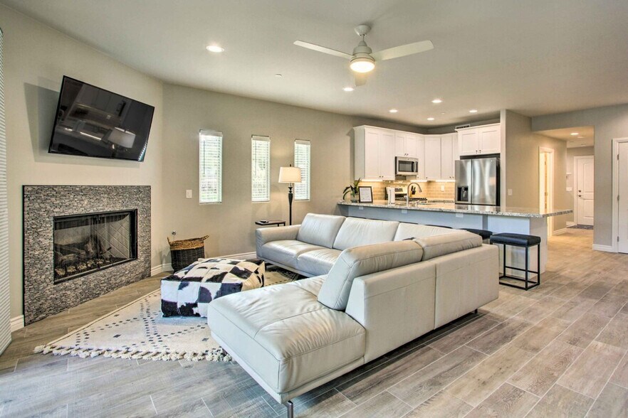 Building Photo - 6145 E Cave Creek Rd