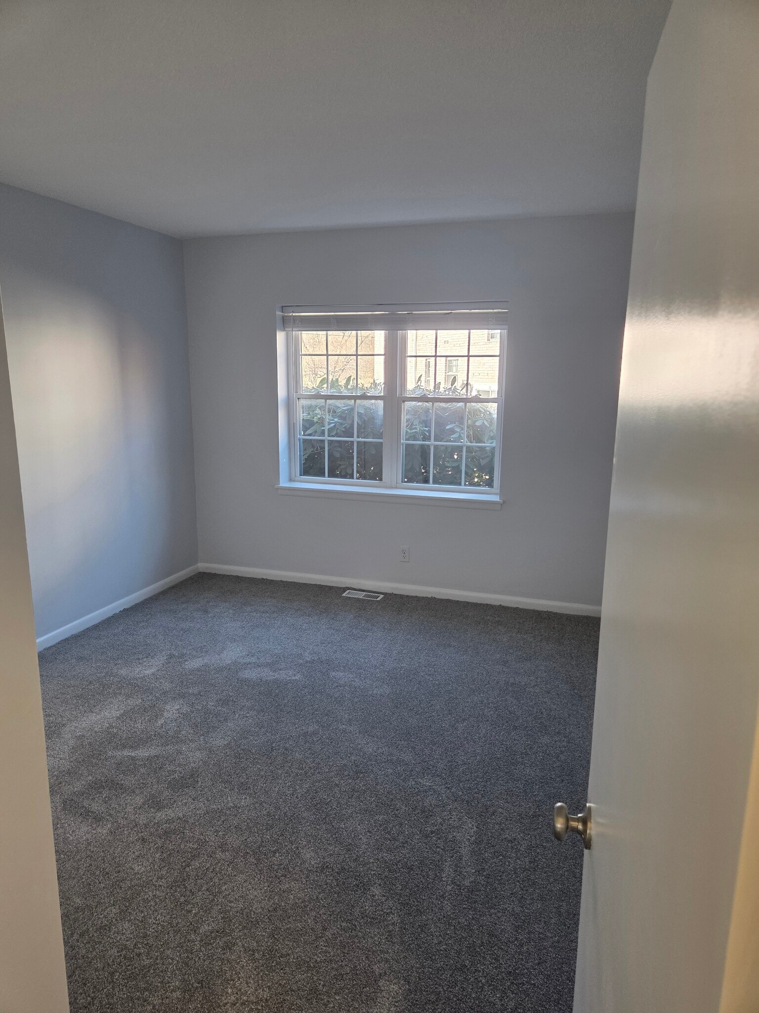 Building Photo - 190 Lake Shore Rd