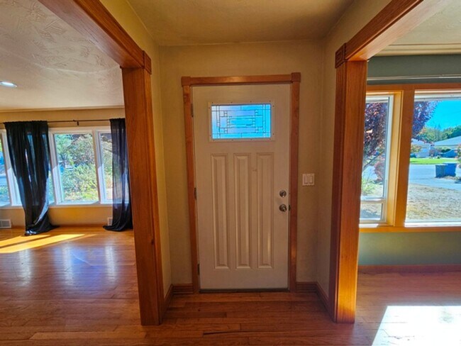 Building Photo - 3Bd/1.5Ba Single Story Home-For Viewing!