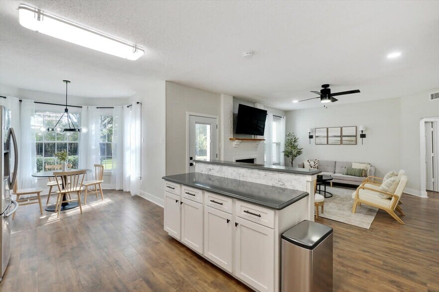 Building Photo - 2200 Glenbrook St