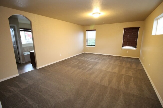 Building Photo - Beautiful 3bdrm 3bath home in Gold Hill Mesa