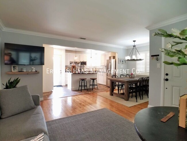 Building Photo - Beautifully Remodeled 2 Bedroom Lakewood H...