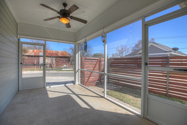 Building Photo - 916 Hudson Ln