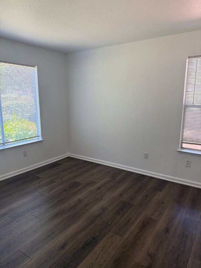 Building Photo - Beautiful 2 Bed, 1 Bathroom Lower-Level Co...
