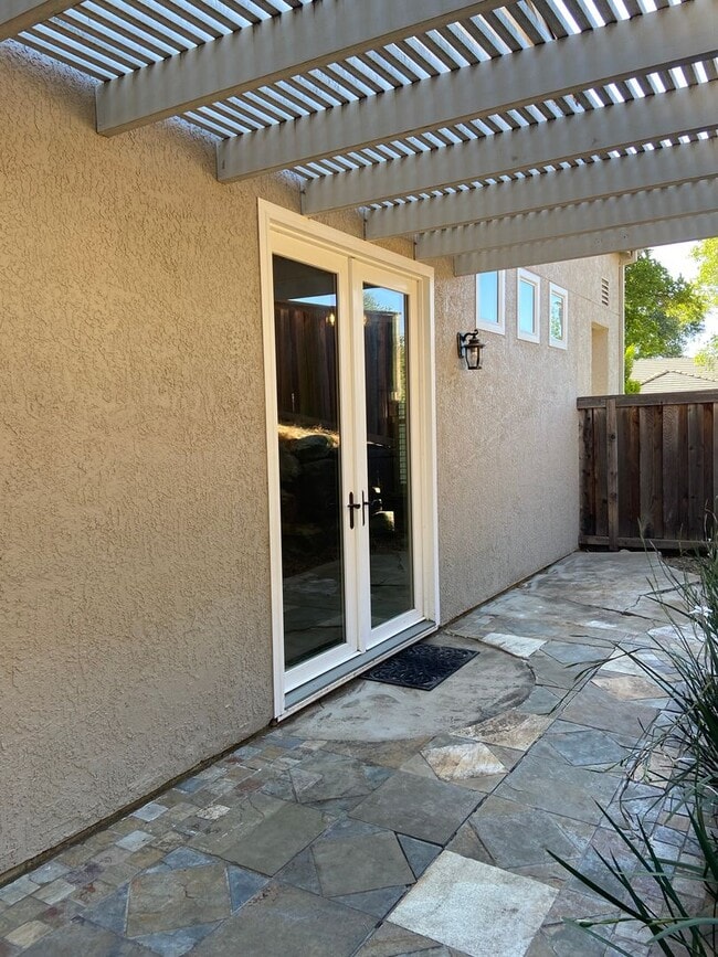 Building Photo - Beautifully remodeled 3 Bdrm+Master retrea...