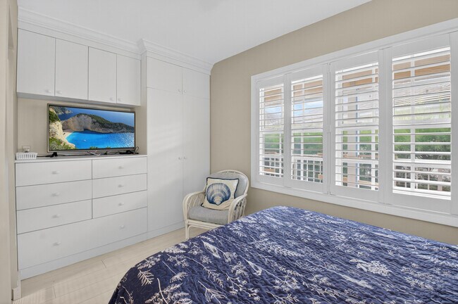 Building Photo - 817 N Ocean Blvd