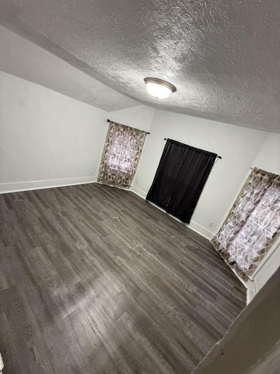 Building Photo - 906 E 9th St