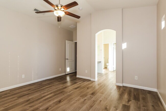 Building Photo - 13045 W Columbine Dr