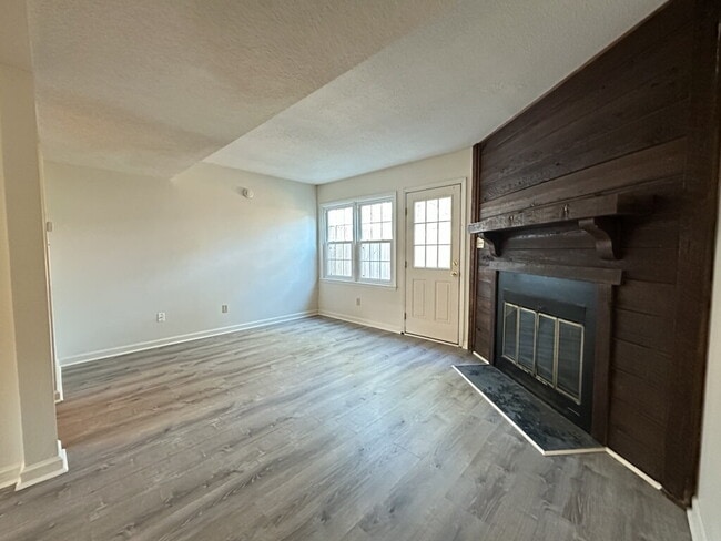 Building Photo - Charming 2 Bedroom, 1.5 Bath Townhome-103 Palace Circle