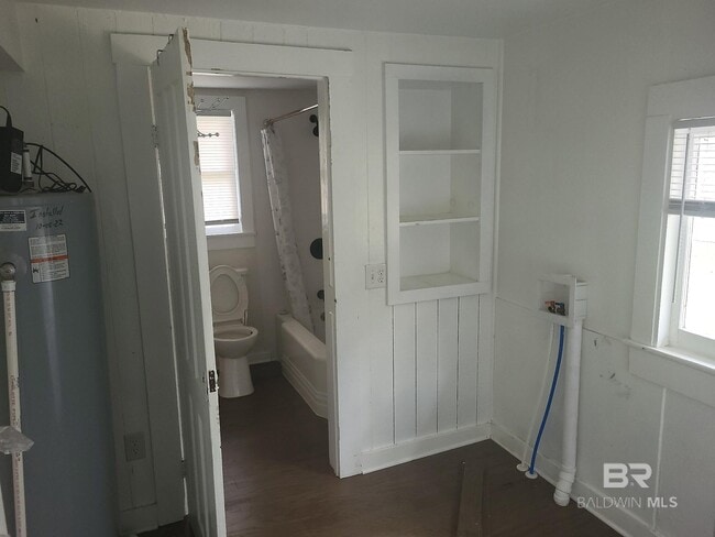 Building Photo - 503 S Cedar St