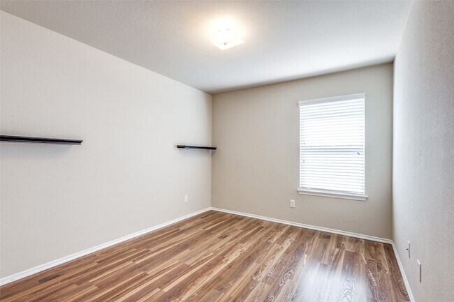Building Photo - 1101 Rainer Dr