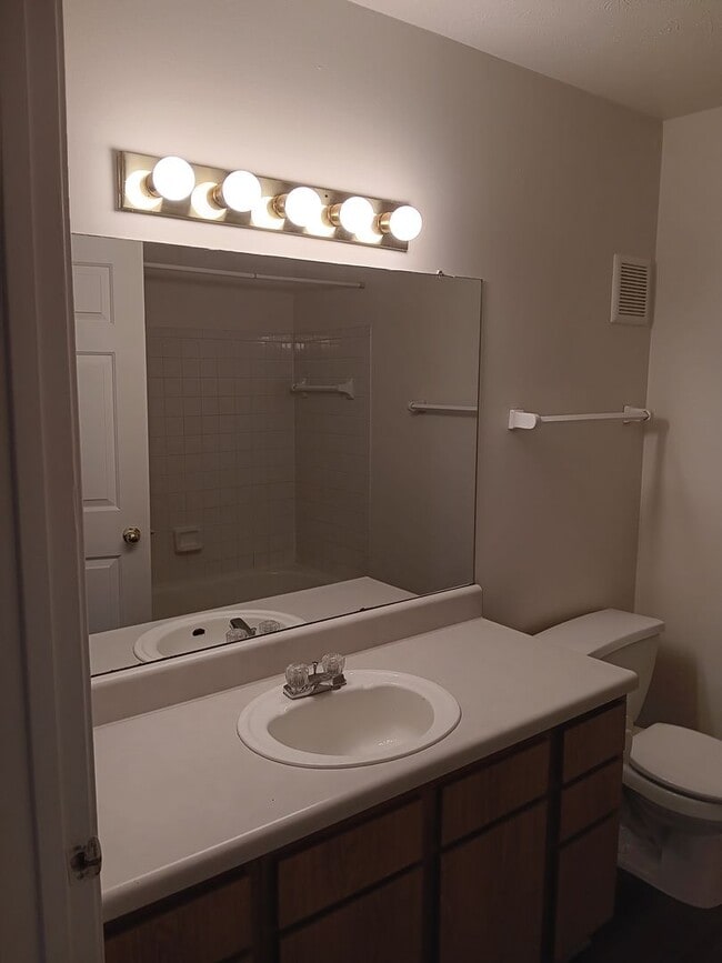 Building Photo - 3 bedroom