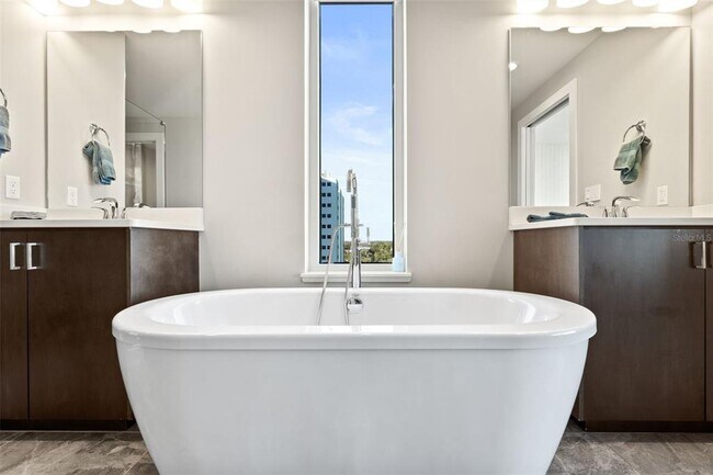 Building Photo - 176 4th Ave NE