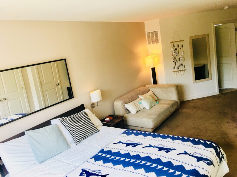 2 level master bedroom - 1410 Wheyfield Dr