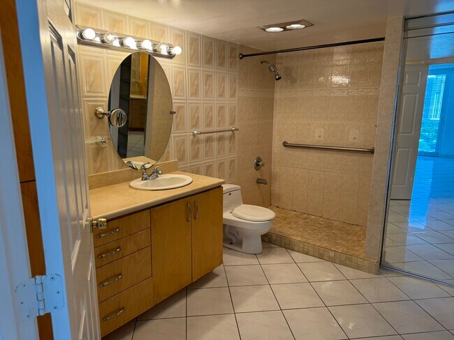 Building Photo - 100 Bayview Dr